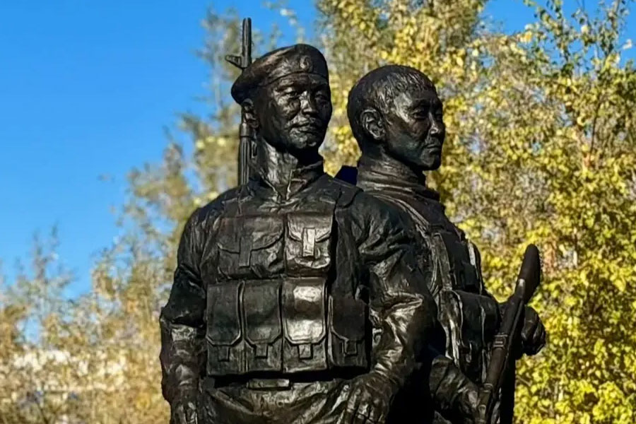 Памятник боевому братству: в Якутске открыли мемориал двум героям СВО