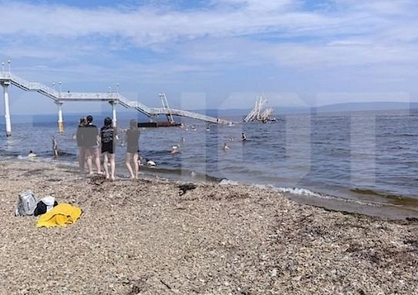 Четыре человека пострадали при обрушении моста на пляже в Приморье