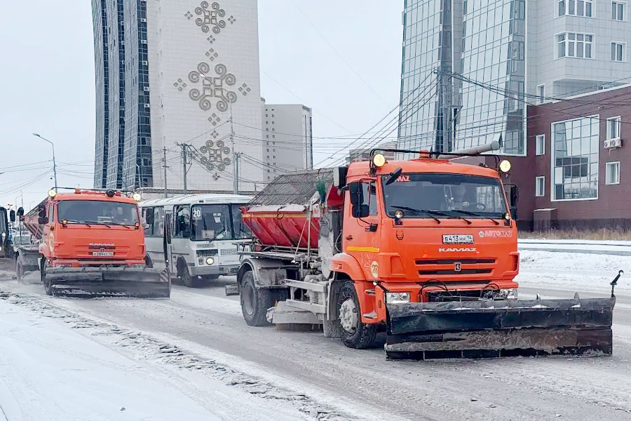 Дорожные службы Якутска расчищают улицы города от снега и наледи