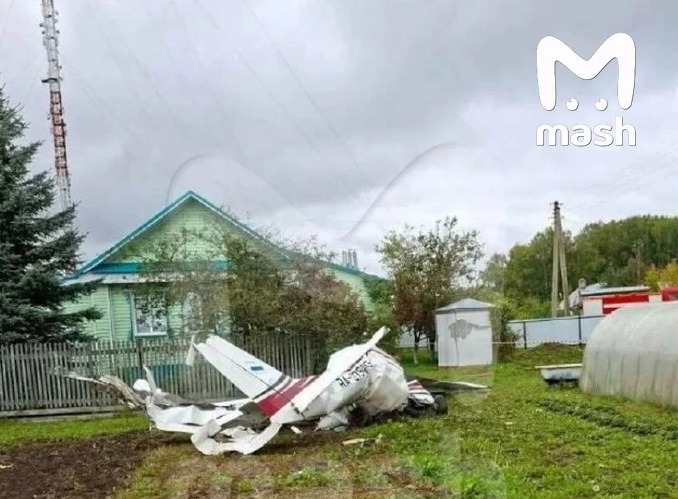 В Татарстане легкомоторный самолет самолет упал на территорию частного дома