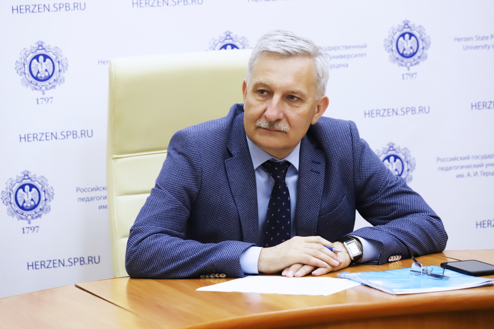Абитуриент не поступил  в вуз на бюджет. Есть ли у него   шанс получить образование бесплатно?