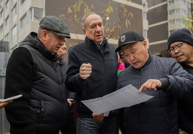 Глава Якутска изучил территории, где в рамках мастер-плана строят 14 социальных объектов