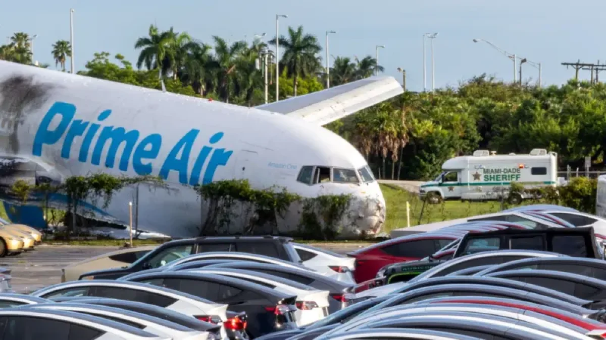 Boeing 767, выкатившись за пределы аэродрома, протаранил несколько автомобилей и загорелся