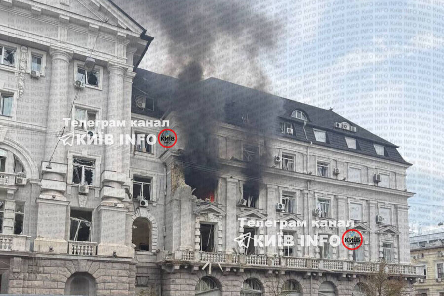 Дрон попал в Киеве  в центральное здание Службы безопасности Украины