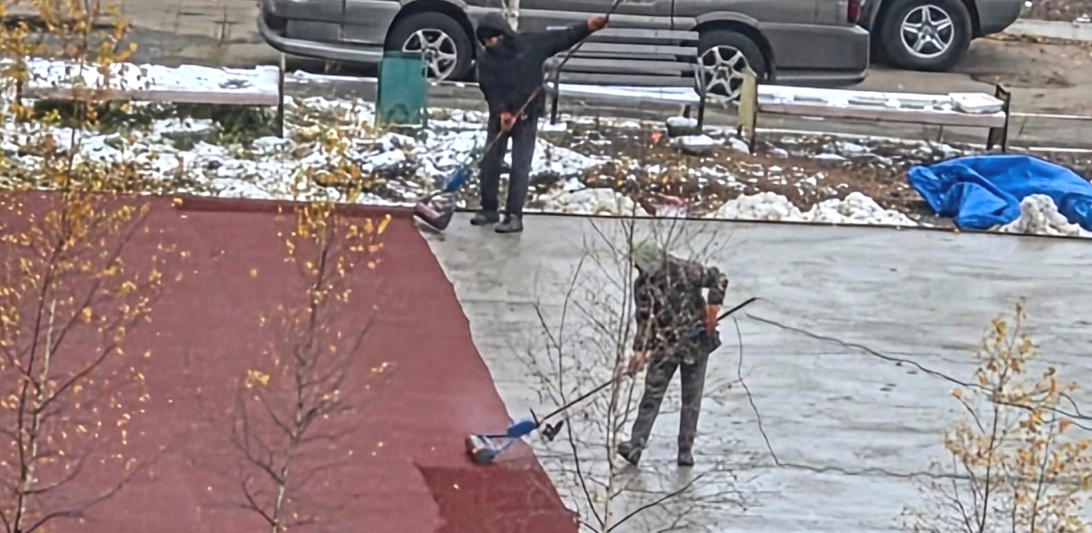В Нерюнгри покрытие детской площадки укладывают прямо в снег