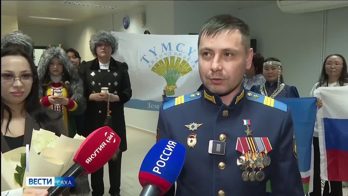 Герою России вручили в Якутске сертификат и копию именного алмаза