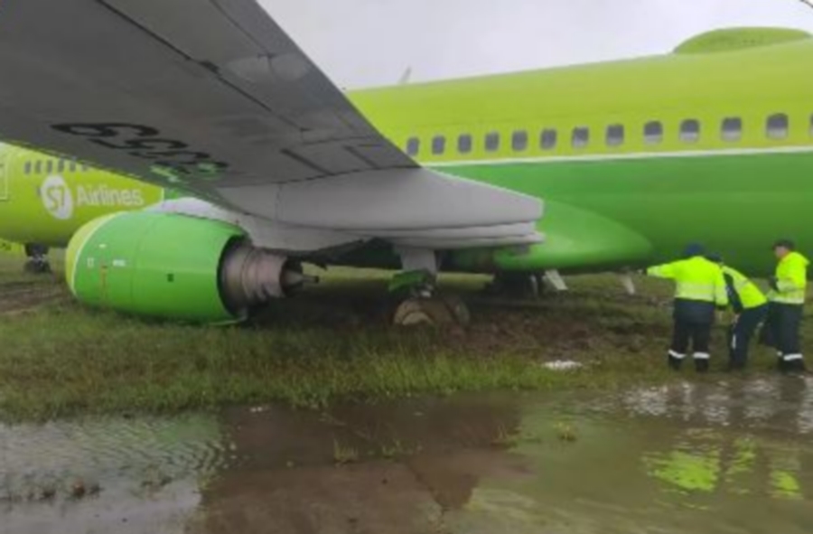 В Якутии пассажирский самолёт  S7 Airlines выкатился за пределы взлётно-посадочной полосы