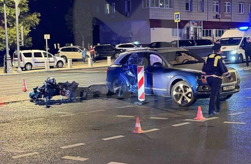 В Москве мотоцикл на полной скорости влетел в «Бентли»